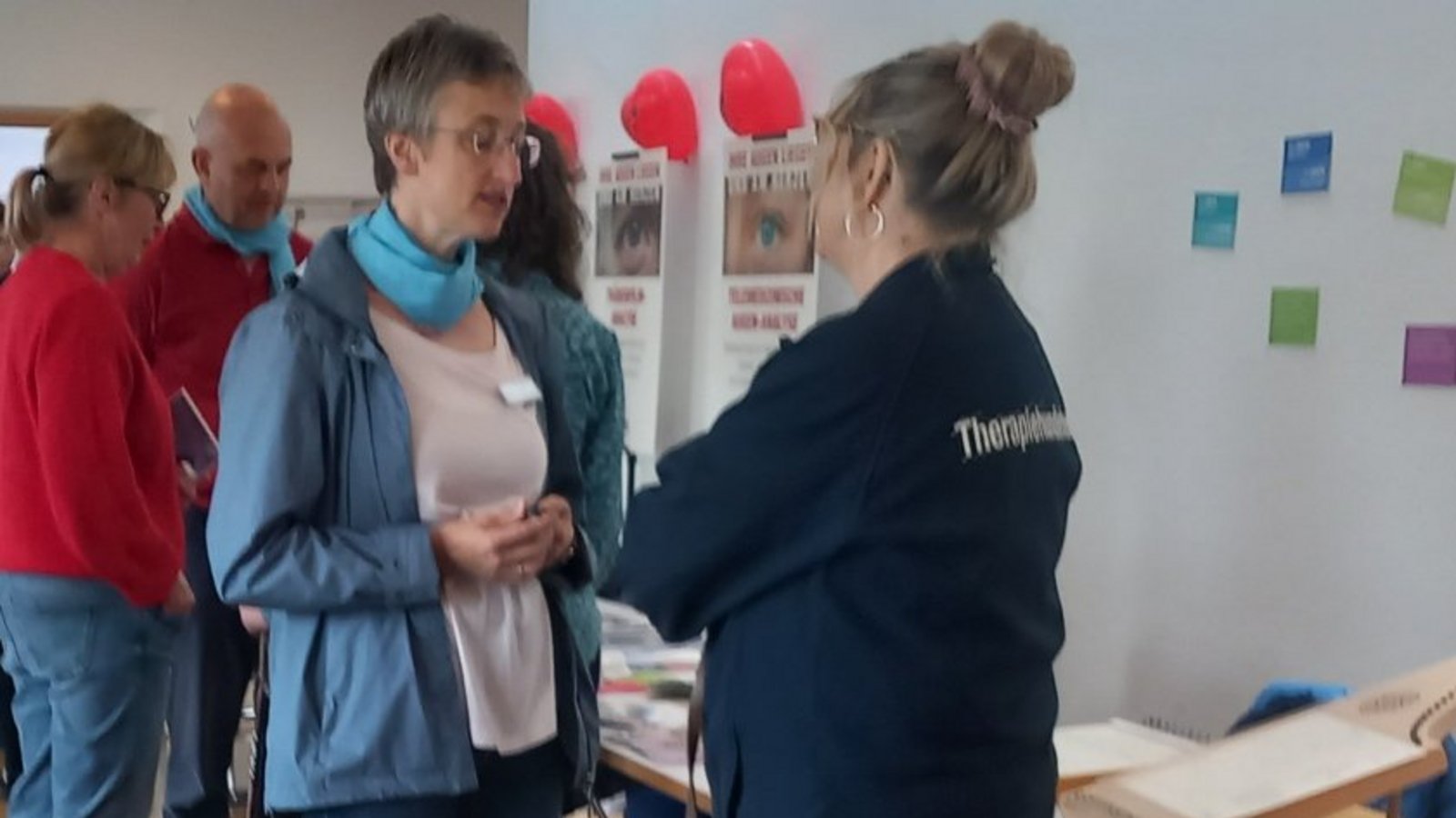 An den Ständen gibt es viele Informationen für die ältere Generation. Foto: Glemser An den Ständen gibt es viele Informationen für die ältere Generation. Foto: Glemser