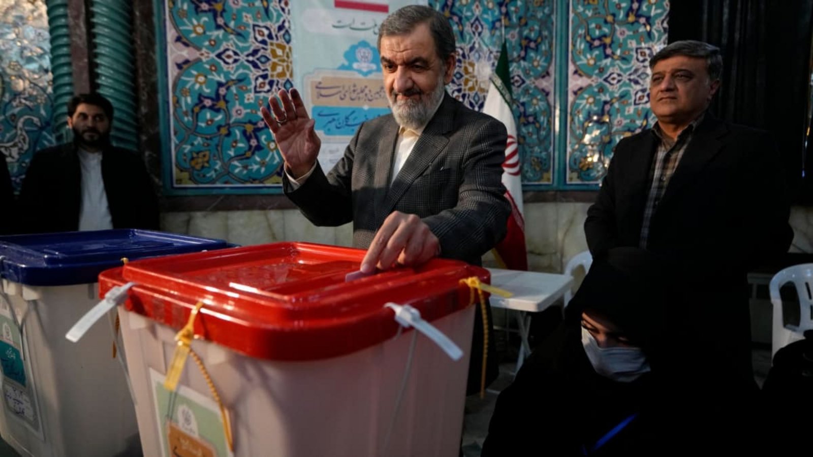 Mohsen Resai, ehemaliger Kommandeur der Revolutionsgarden, gibt während in einem Wahllokal seinen Stimmzettel ab.Vahid Salemi/AP/dpa Mohsen Resai, ehemaliger Kommandeur der Revolutionsgarden, gibt während in einem Wahllokal seinen Stimmzettel ab.Vahid Salemi/AP/dpa