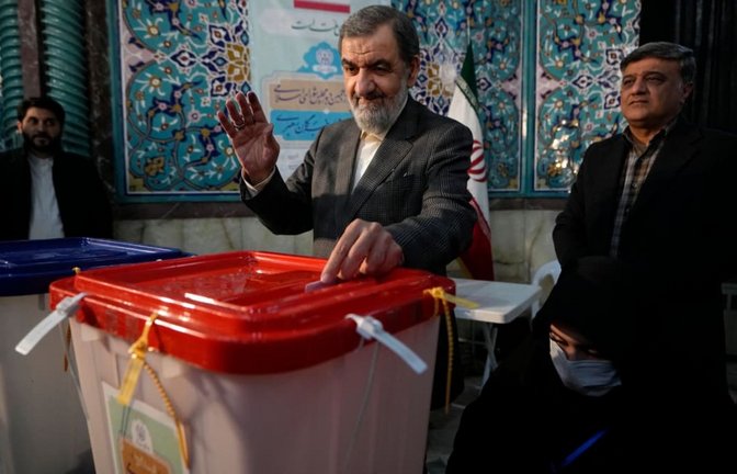 Mohsen Resai, ehemaliger Kommandeur der Revolutionsgarden, gibt während in einem Wahllokal seinen Stimmzettel ab.<span class='image-autor'>Vahid Salemi/AP/dpa</span>