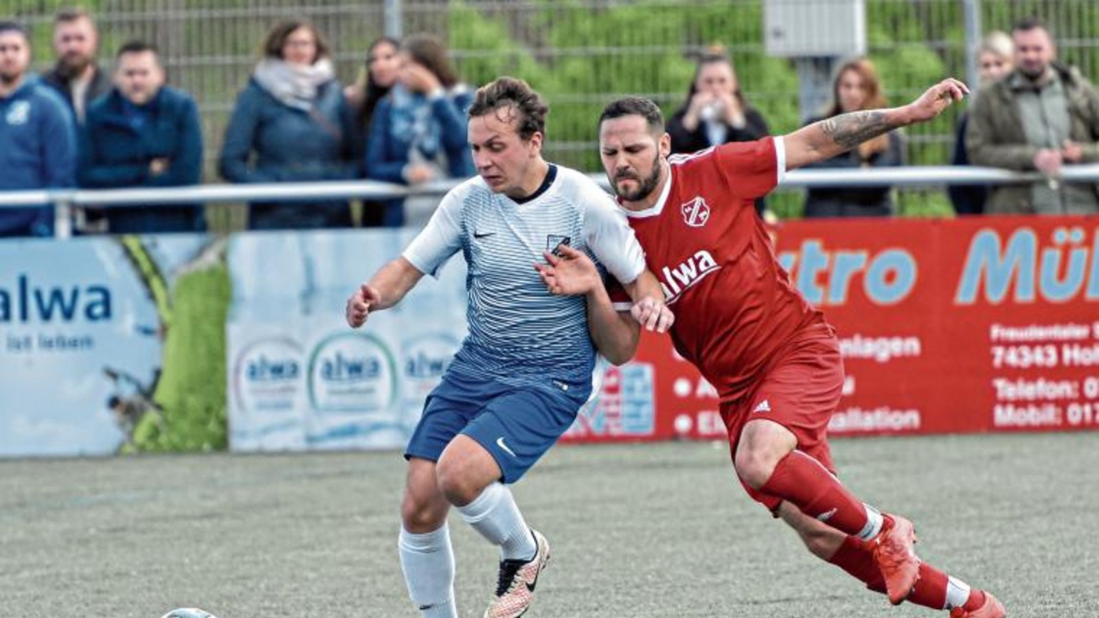 Casim Susuri (rechts) kämpft im Kirbachtalderby gegen Yannick Rohatsch für die SGM um den Ball, doch am Ende dreht der TSV Häfnerhaslach das Ergebnis zum 2:1-Sieg. Foto: Leitner Casim Susuri (rechts) kämpft im Kirbachtalderby gegen Yannick Rohatsch für die SGM um den Ball, doch am Ende dreht der TSV Häfnerhaslach das Ergebnis zum 2:1-Sieg. Foto: Leitner