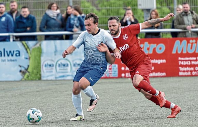 Casim Susuri (rechts) kämpft im Kirbachtalderby gegen Yannick Rohatsch für die SGM um den Ball, doch am Ende dreht der TSV Häfnerhaslach das Ergebnis zum 2:1-Sieg. Foto: Leitner