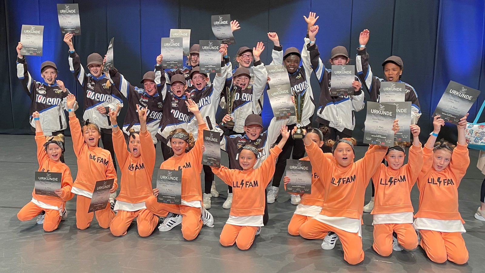 Die Formationen Lil Fam (kniend) und Pirates (stehend) von der Dance Company Vaihingen freuen sich über die Titel bei der Hip-Hop-DM bei den Minikids und den Kids. Foto: privat