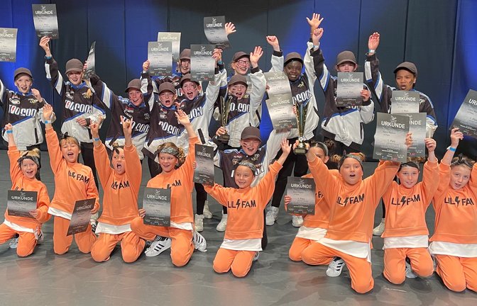 Die Formationen Lil Fam (kniend) und Pirates (stehend) von der Dance Company Vaihingen freuen sich über die Titel bei der Hip-Hop-DM bei den Minikids und den Kids. <span class='image-autor'>Foto: privat</span>