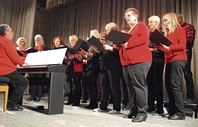 Gastgeber Chorioso Mühlhausen wurde am Piano begleitet von Dirigent Mark Ayzikov.  Fotos: Filitz