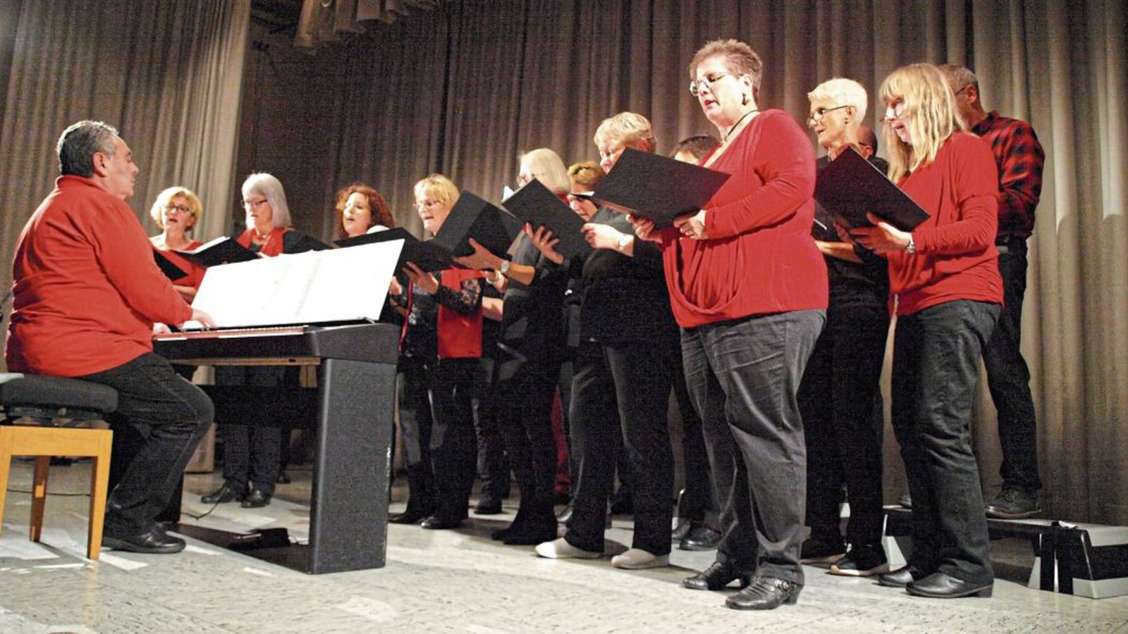 Gastgeber Chorioso Mühlhausen wurde am Piano begleitet von Dirigent Mark Ayzikov. Fotos: Filitz Gastgeber Chorioso Mühlhausen wurde am Piano begleitet von Dirigent Mark Ayzikov. Fotos: Filitz