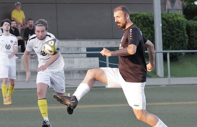 Der wohl bekannteste Neuzugang der Liga: Der Ex-Profi Gökhan Gümüssu (rechts) ist zurück bei Türkspor Stuttgart und will mit dem Team den Titel.<span class='image-autor'>Günter E. Bergmann - Photograph</span>