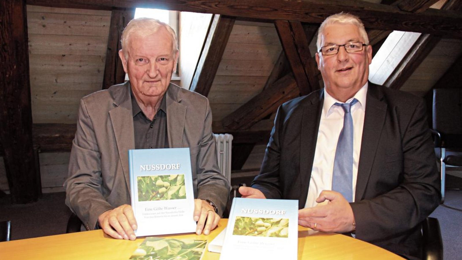 Erwin Gayer (links) und Bürgermeister Peter Schäfer halten die druckfrischen Exemplare des neuen Buchs „Nussdorf – Eine Gölte Wasser“ in den Händen. „Er hat einen wahren Schatz gehoben“, schwärmt Schäfer von dem neuen Werk Gayers. Foto: Rostek Erwin Gayer (links) und Bürgermeister Peter Schäfer halten die druckfrischen Exemplare des neuen Buchs „Nussdorf – Eine Gölte Wasser“ in den Händen. „Er hat einen wahren Schatz gehoben“, schwärmt Schäfer von dem neuen Werk Gayers. Foto: Rostek