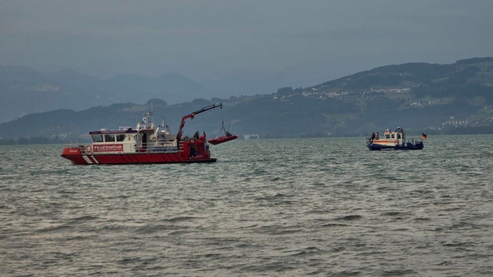 Nach einem Unwetter über dem See war nach Angaben der Polizei eine Frau von einem Motorboot gefallen. Zahlreiche Einsatzkräfte suchten nach ihr.Wasserwacht Nonnenhorn/dpa Nach einem Unwetter über dem See war nach Angaben der Polizei eine Frau von einem Motorboot gefallen. Zahlreiche Einsatzkräfte suchten nach ihr.Wasserwacht Nonnenhorn/dpa
