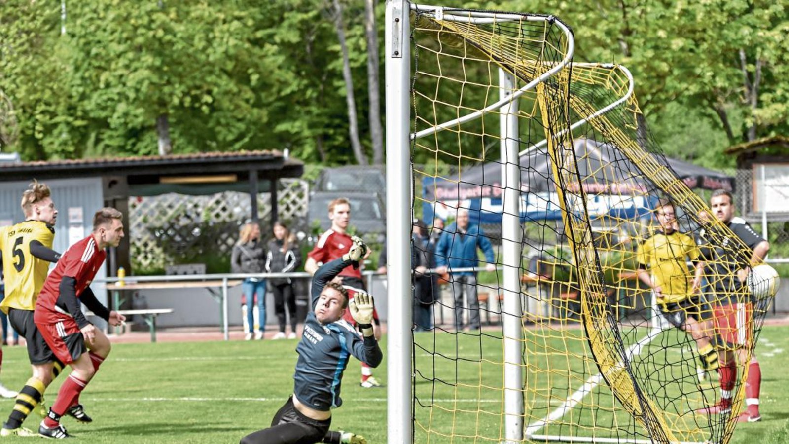 Max Lohfink (links) erzielt in der 60. Minute sein zweites Tor beim 4:1-Sieg des TSV Ensingen gegen Großglattbach. Abwehrspieler Matteo Kazenmaier und TSV-Torwart Nathanael Wenzler können nur noch zuschauen, wie der Ball im Netz einschlägt. Foto: Leitner Max Lohfink (links) erzielt in der 60. Minute sein zweites Tor beim 4:1-Sieg des TSV Ensingen gegen Großglattbach. Abwehrspieler Matteo Kazenmaier und TSV-Torwart Nathanael Wenzler können nur noch zuschauen, wie der Ball im Netz einschlägt. Foto: Leitner