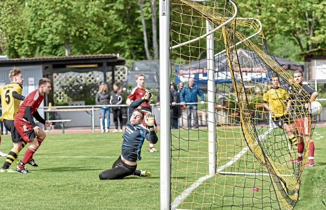 Max Lohfink (links) erzielt in der 60. Minute sein zweites Tor beim 4:1-Sieg des TSV Ensingen gegen Großglattbach. Abwehrspieler Matteo Kazenmaier und TSV-Torwart Nathanael Wenzler können nur noch zuschauen, wie der Ball im Netz einschlägt. Foto: Leitner