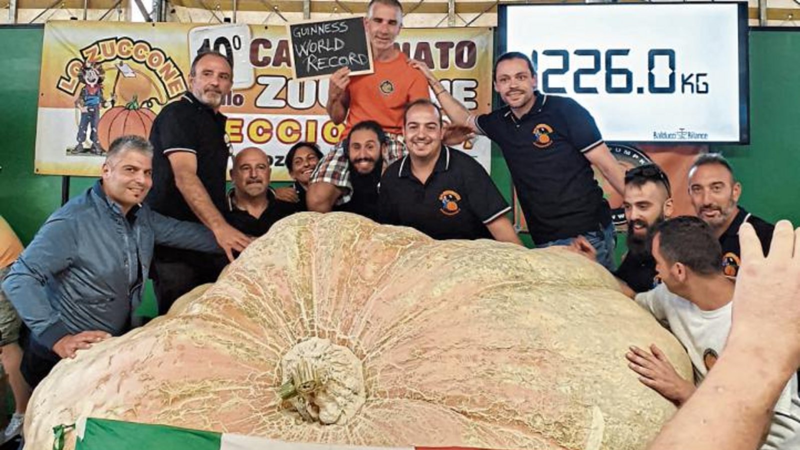 Stefano Cutrupi holt den Rekord bei den italienischen Kürbiswiegemeisterschaften. Foto: p Stefano Cutrupi holt den Rekord bei den italienischen Kürbiswiegemeisterschaften. Foto: p