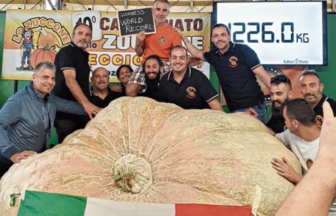 Stefano Cutrupi holt den Rekord bei den italienischen Kürbiswiegemeisterschaften. Foto: p