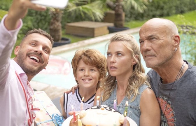 Edin Hasanović, Levin Wopp und Jeanne Goursaud und Heiner Lauterbach (von links) spielen die Hautprollen in dem Netflix-Film „Das Geschenk“, der von dem Stuttgarter Eric Bouley produziert wurde.<span class='image-autor'>Netflix/Nadja Klier</span>