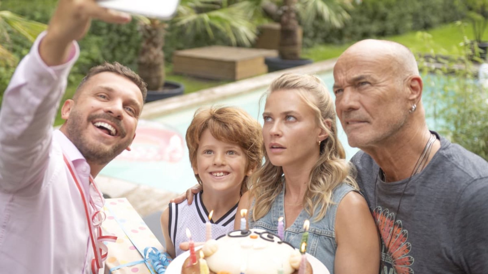 Edin Hasanović, Levin Wopp und Jeanne Goursaud und Heiner Lauterbach (von links) spielen die Hautprollen in dem Netflix-Film „Das Geschenk“, der von dem Stuttgarter Eric Bouley produziert wurde.Netflix/Nadja Klier Edin Hasanović, Levin Wopp und Jeanne Goursaud und Heiner Lauterbach (von links) spielen die Hautprollen in dem Netflix-Film „Das Geschenk“, der von dem Stuttgarter Eric Bouley produziert wurde.Netflix/Nadja Klier