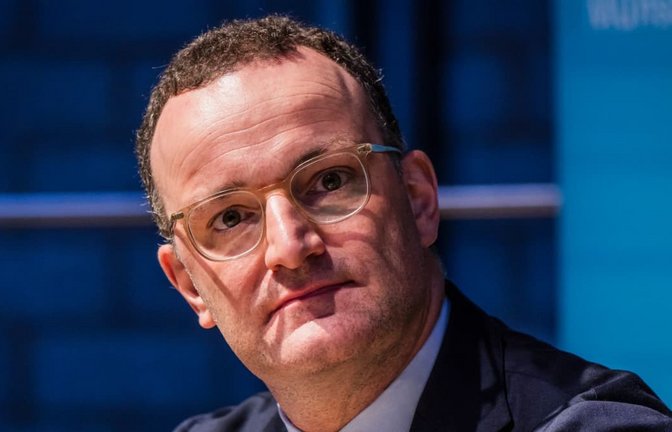 Bezirksparteitag der CDU Münsterland: 15.09.2026, Nordrhein-Westfalen, Havixbeck: Jens Spahn (CDU) sitzt auf dem Bezirksparteitag der CDU Münsterland auf dem Podest. Spahn war nach seiner Leihmutter-Affäre als Vorsitzender der CDU/CSU-Fraktion im Bundestags zurückgetreten. Nun verzichtet er im nächsten Schritt auf den Vorsitz im Münsterland, Bundestagsabgeordneter seines Wahlkreises im westlichen Münsterland will er aber bleiben.<span class='image-autor'>Lars Berg/dpa</span>