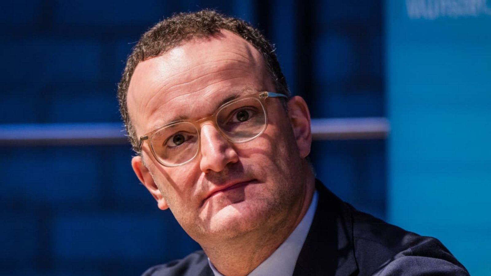 Bezirksparteitag der CDU Münsterland: 15.09.2026, Nordrhein-Westfalen, Havixbeck: Jens Spahn (CDU) sitzt auf dem Bezirksparteitag der CDU Münsterland auf dem Podest. Spahn war nach seiner Leihmutter-Affäre als Vorsitzender der CDU/CSU-Fraktion im Bundestags zurückgetreten. Nun verzichtet er im nächsten Schritt auf den Vorsitz im Münsterland, Bundestagsabgeordneter seines Wahlkreises im westlichen Münsterland will er aber bleiben.Lars Berg/dpa Bezirksparteitag der CDU Münsterland: 15.09.2026, Nordrhein-Westfalen, Havixbeck: Jens Spahn (CDU) sitzt auf dem Bezirksparteitag der CDU Münsterland auf dem Podest. Spahn war nach seiner Leihmutter-Affäre als Vorsitzender der CDU/CSU-Fraktion im Bundestags zurückgetreten. Nun verzichtet er im nächsten Schritt auf den Vorsitz im Münsterland, Bundestagsabgeordneter seines Wahlkreises im westlichen Münsterland will er aber bleiben.Lars Berg/dpa