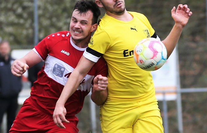 Kurz nach dem 3:0 erobert Robin Carta (rechts) den Ball vor Wiernsheims Bogdan Nutescu, schießt dann aber ganz knapp am linken Pfosten vorbei. <span class='image-autor'>Foto: Küppers</span>