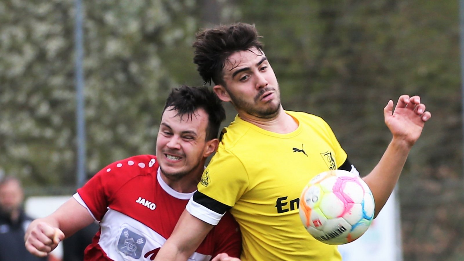 Kurz nach dem 3:0 erobert Robin Carta (rechts) den Ball vor Wiernsheims Bogdan Nutescu, schießt dann aber ganz knapp am linken Pfosten vorbei. Foto: Küppers