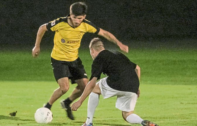 Die Squadra Gialla (links) hat sich beim Flutlicht-Cup auf dem Heiligenberg den Turniersieg gesichert. Foto: Simecek