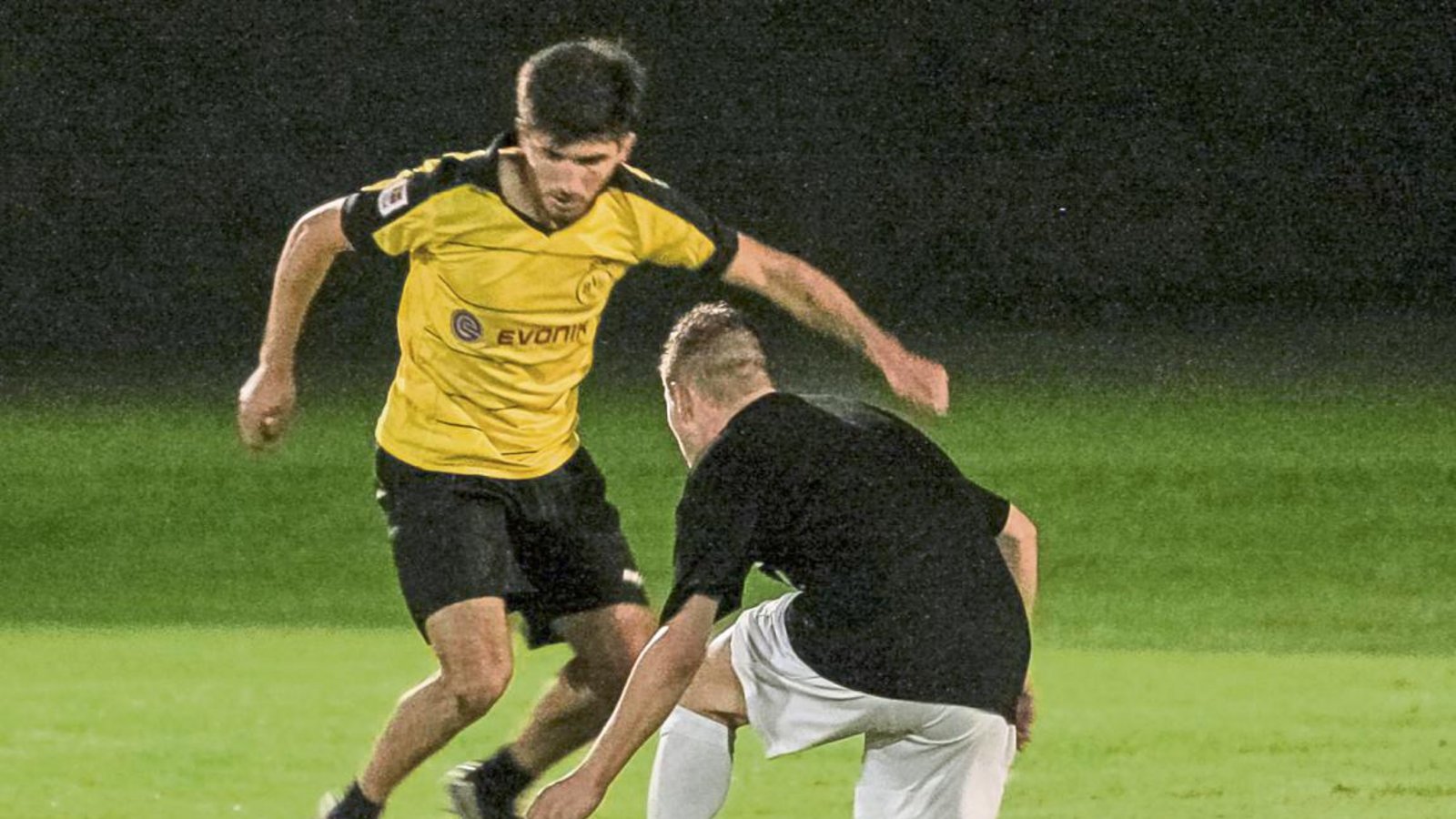 Die Squadra Gialla (links) hat sich beim Flutlicht-Cup auf dem Heiligenberg den Turniersieg gesichert. Foto: Simecek Die Squadra Gialla (links) hat sich beim Flutlicht-Cup auf dem Heiligenberg den Turniersieg gesichert. Foto: Simecek