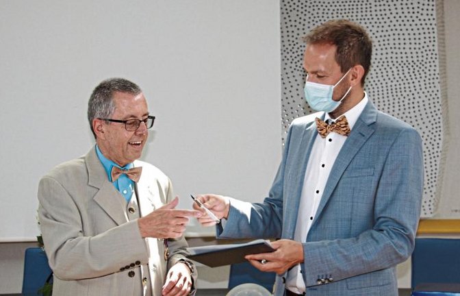 Letzter Akt: Der scheidende Erste Landesbeamte Wolfgang Herz (links) quittiert Landrat Bastian Rosenau den Empfang der Urkunde zu seiner Versetzung in den Ruhestand.  Foto: LE