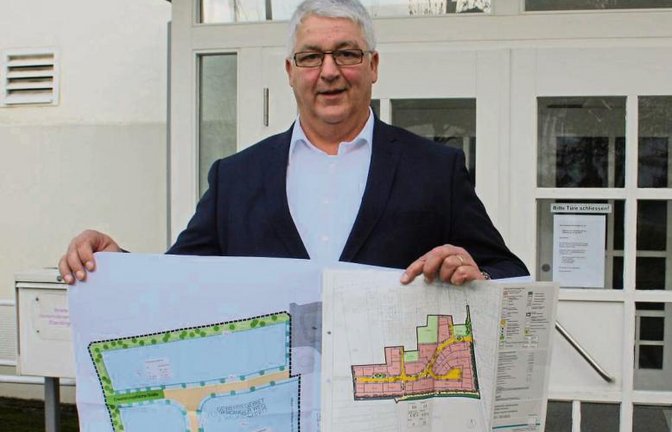 Bürgermeister Peter Schäfer mit den Plänen zum Gebiet „Betteläcker“ und zum Gewerbegebiet.