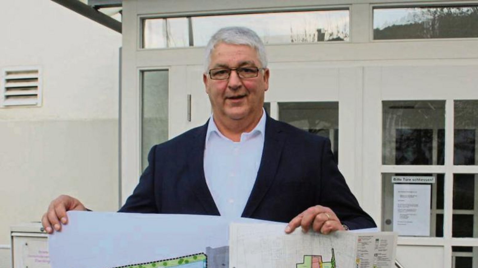 Bürgermeister Peter Schäfer mit den Plänen zum Gebiet „Betteläcker“ und zum Gewerbegebiet.