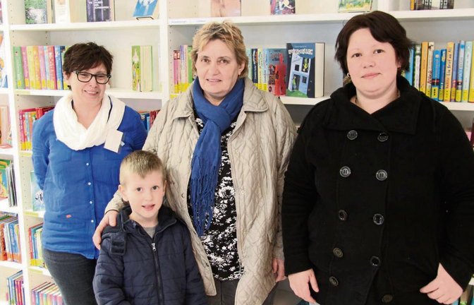 Gute Zusammenarbeit: Heiderose Horntasch mit Azra Ibisevic und deren Tochter Hamra Pezic (v.li.) ; vorne Enkel Kenan. Foto: Lung