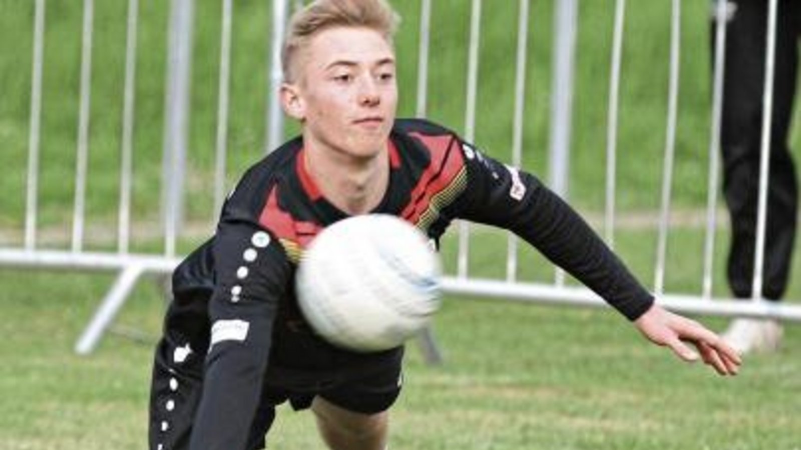 Haben sich mit ihren Leistungen für eine weitere Berücksichtigung in der U-18-Nationalmannschaft empfohlen: die drei Spieler des TV Vaihingen, (im Uhrzeigersinn von oben) Tobias Maurer, Andreas Knodel und Maximilian Zöhrer Fotos: Nachreiner Haben sich mit ihren Leistungen für eine weitere Berücksichtigung in der U-18-Nationalmannschaft empfohlen: die drei Spieler des TV Vaihingen, (im Uhrzeigersinn von oben) Tobias Maurer, Andreas Knodel und Maximilian Zöhrer Fotos: Nachreiner