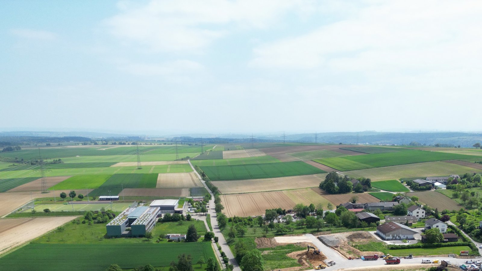 Wie geht’s weiter mit der Wärmeversorgung des Baugebiets Leimengrube (rechts im Bild)?  Foto: Archiv/Küppers