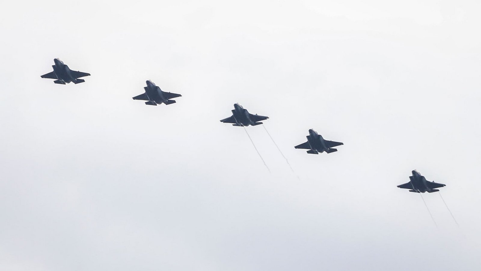 Kampfflugzeuge vom Typ Lockheed Martin F-35B der US-Marines fliegen über die Roosevelt Roads Naval Station. (zu dpa: «US-Kreise: Haben heute neue Angriffe auf Iran durchgeführt»)Kendall Torres Cortés/dpa Kampfflugzeuge vom Typ Lockheed Martin F-35B der US-Marines fliegen über die Roosevelt Roads Naval Station. (zu dpa: «US-Kreise: Haben heute neue Angriffe auf Iran durchgeführt»)Kendall Torres Cortés/dpa