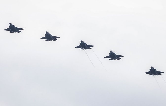 Kampfflugzeuge vom Typ Lockheed Martin F-35B der US-Marines fliegen über die Roosevelt Roads Naval Station.  (zu dpa: «US-Kreise: Haben heute neue Angriffe auf Iran durchgeführt»)<span class='image-autor'>Kendall Torres Cortés/dpa</span>