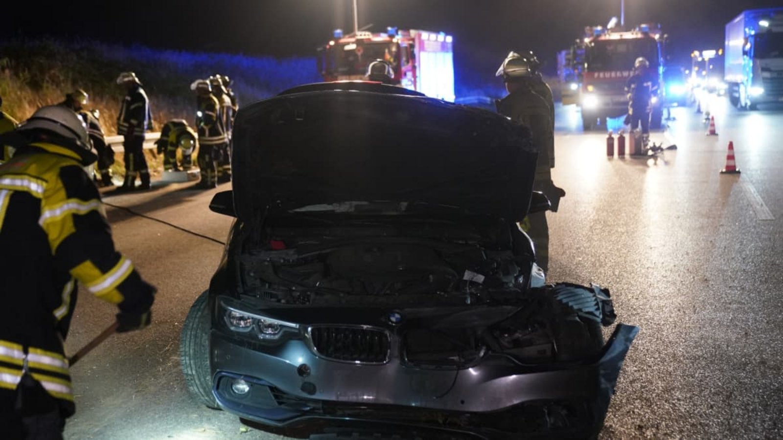 Auf der A8 zwischen Aichelberg und Kirchheim unter Teck ist ein BMW verunglückt.SDMG