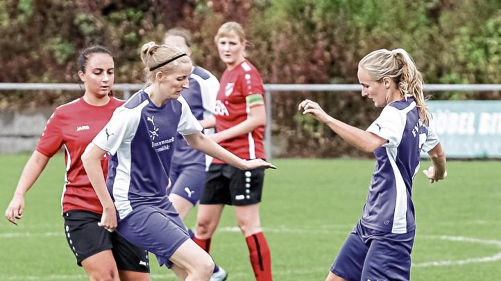 Die Roßwagerinnen Lena Dreibach und Moira Lischka (von rechts) schieben sich das Leder zu, während Horrheims Maria-Luisa Napolitano vergeblich versucht, an den Ball zu kommen. Foto: Simecek