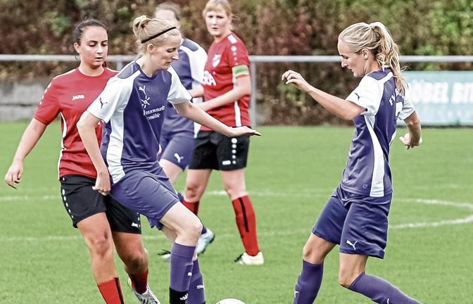 Die Roßwagerinnen Lena Dreibach und Moira Lischka (von rechts) schieben sich das Leder zu, während Horrheims Maria-Luisa Napolitano vergeblich versucht, an den Ball zu kommen. Foto: Simecek