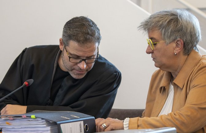Bürgermeisterin Heike Naber bespricht sich mit ihrem Anwalt.<span class='image-autor'>Foto: Stefan Puchner/dpa</span>