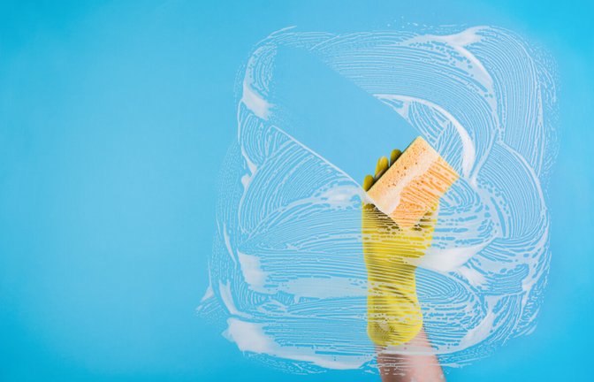 Erfahren Sie, welche Reinigungsintervalle für Toilette, Dusche, Fliesen und mehr sinnvoll sind. Angepasst an Haushaltsgröße und Nutzung.<span class='image-autor'>Foto: Wstockstudio / Shutterstock.com</span>