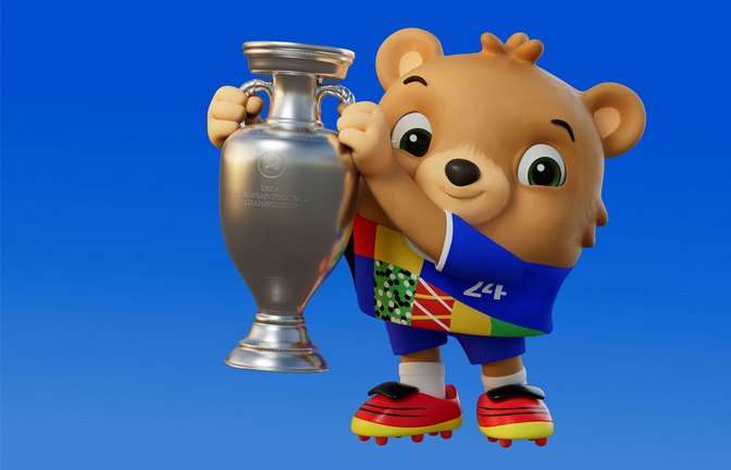 Diesmal mit Hose: Das Maskottchen für die EM 2024 ist ein Bär mit mehr Kleidung als noch der Löwe „Goleo“ (2006), der unten ohne auskommen musste.<span class='image-autor'>Foto: UEFA</span>