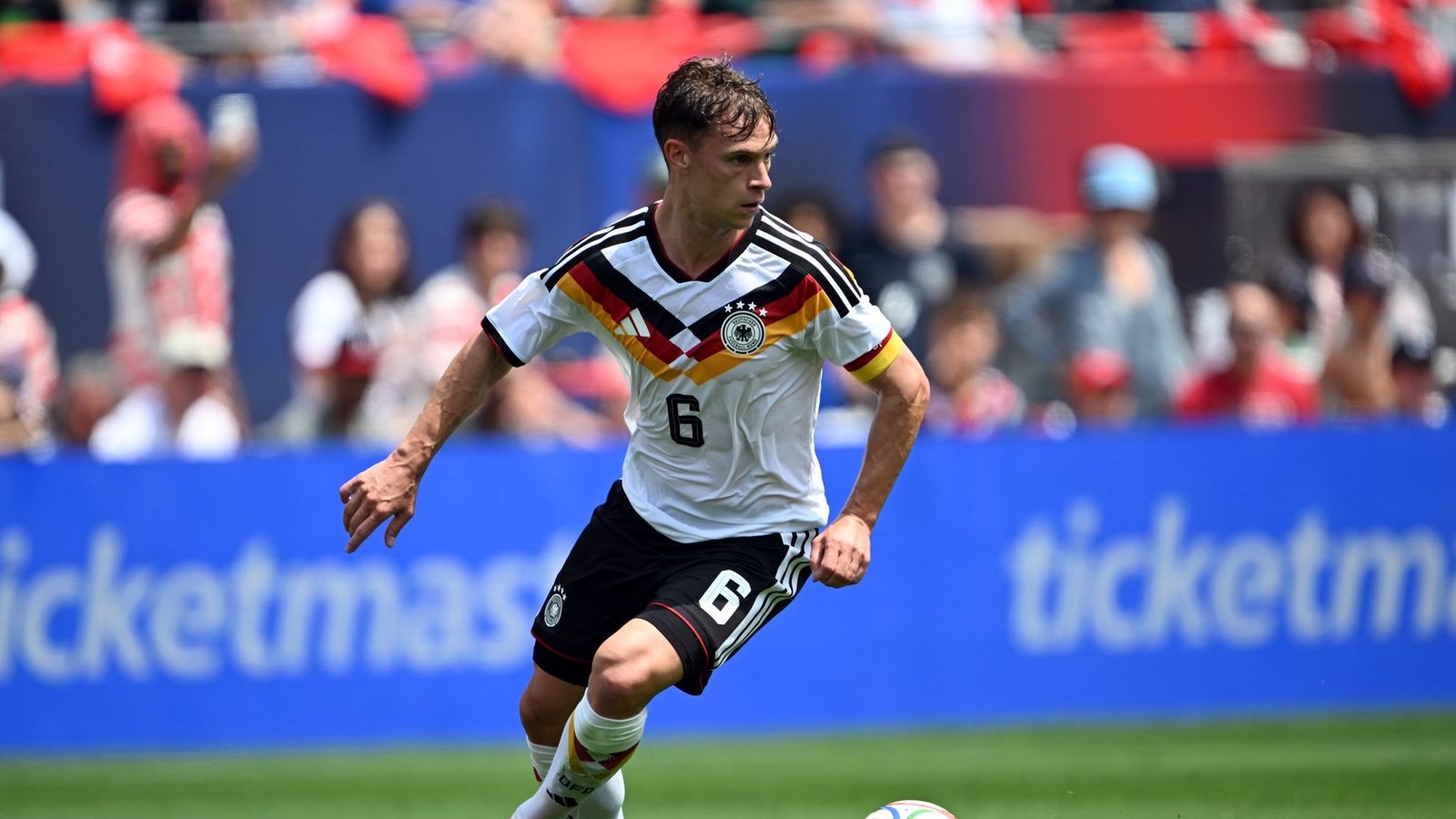 Die Fans fiebern dem deutschen WM-Spiel mit Joshua Kimmich gegen Paraguay entgegen.Foto: Federico Gambarini/dpa