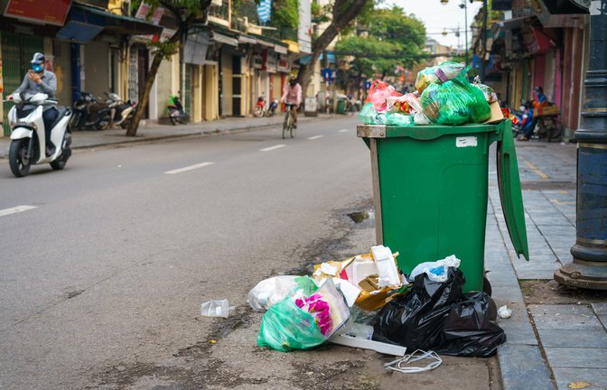 Darf man den Müll einfach daneben stellen?<span class='image-autor'>Foto: Vietnam Stock Images / shutterstock.com</span>