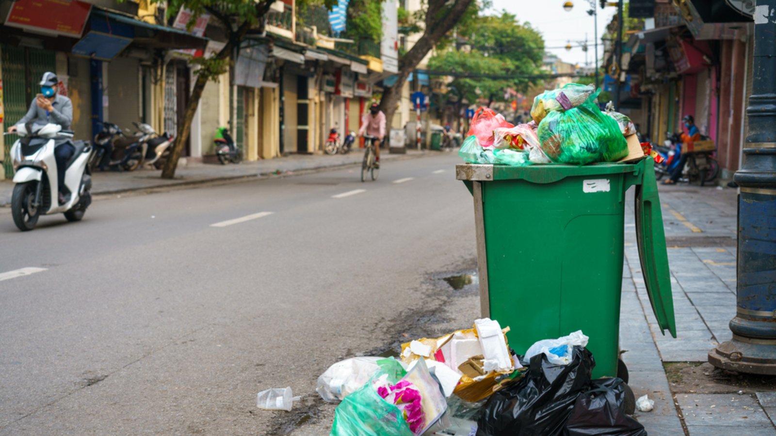 Darf man den Müll einfach daneben stellen?Foto: Vietnam Stock Images / shutterstock.com Darf man den Müll einfach daneben stellen?Foto: Vietnam Stock Images / shutterstock.com
