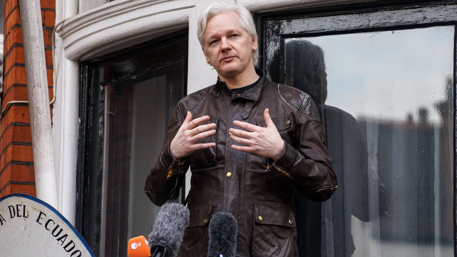 Julian Assange vor der ecuadorianischen Botschaft. Der DJV appelliert an den britischen High Court, den Auslieferungsantrag der USA gegen den Wikileaks-Gründer endgültig abzulehnen (Archivfoto).Foto: imago/Matrix/Matrixpictures.co.uk