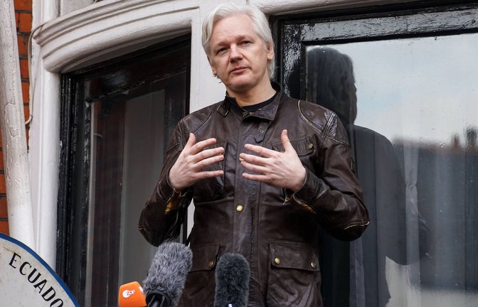 Julian Assange vor der ecuadorianischen Botschaft. Der DJV appelliert an den britischen High Court, den Auslieferungsantrag der USA gegen den Wikileaks-Gründer endgültig abzulehnen (Archivfoto).<span class='image-autor'>Foto: imago/Matrix/Matrixpictures.co.uk</span>