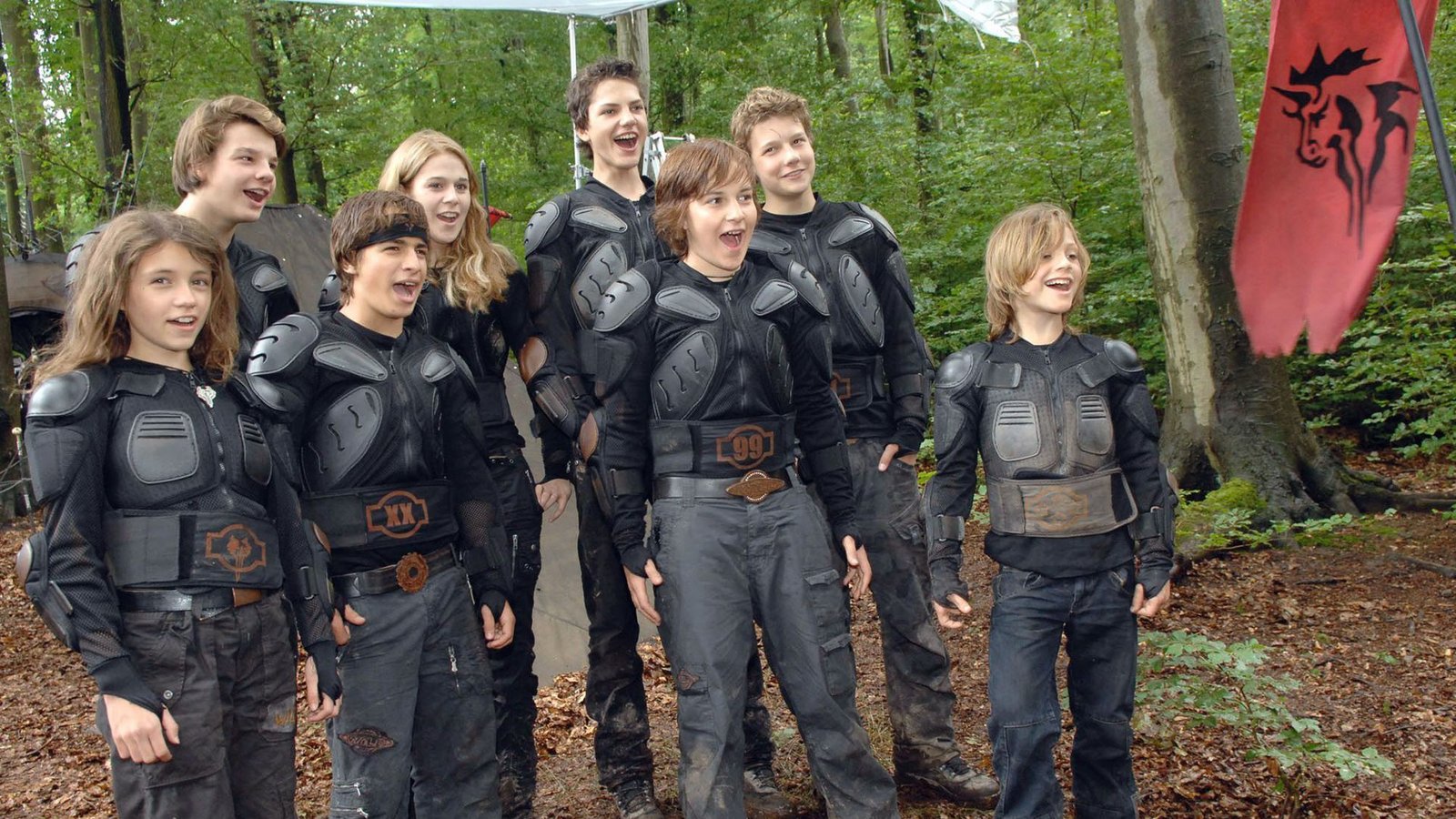 Die Darsteller in "Die Wilden Kerle 5" (von links hinten): Marlon Wessel (Maxi), Sarah Kim Gries (Vanessa), Jimi Blue Ochsenknecht (Leon) und Leon Wessel-Masannek (Markus) und (von links vorne) Janina Fautz (Klette), Kevin Iannotta (Joschka), Raban Bieling (Raban) und Nick Romeo Reimann (Nerv).Foto: dpa Die Darsteller in "Die Wilden Kerle 5" (von links hinten): Marlon Wessel (Maxi), Sarah Kim Gries (Vanessa), Jimi Blue Ochsenknecht (Leon) und Leon Wessel-Masannek (Markus) und (von links vorne) Janina Fautz (Klette), Kevin Iannotta (Joschka), Raban Bieling (Raban) und Nick Romeo Reimann (Nerv).Foto: dpa