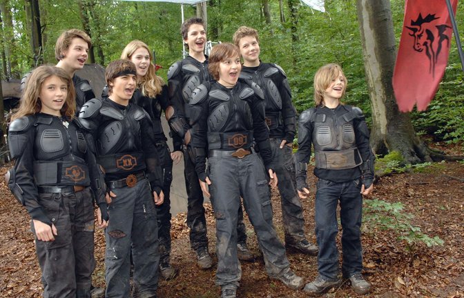 Die Darsteller in "Die Wilden Kerle 5"  (von links hinten): Marlon Wessel (Maxi), Sarah Kim Gries (Vanessa), Jimi Blue Ochsenknecht (Leon) und Leon Wessel-Masannek (Markus) und (von links vorne) Janina Fautz (Klette), Kevin Iannotta (Joschka), Raban Bieling (Raban) und Nick Romeo Reimann (Nerv).<span class='image-autor'>Foto: dpa</span>