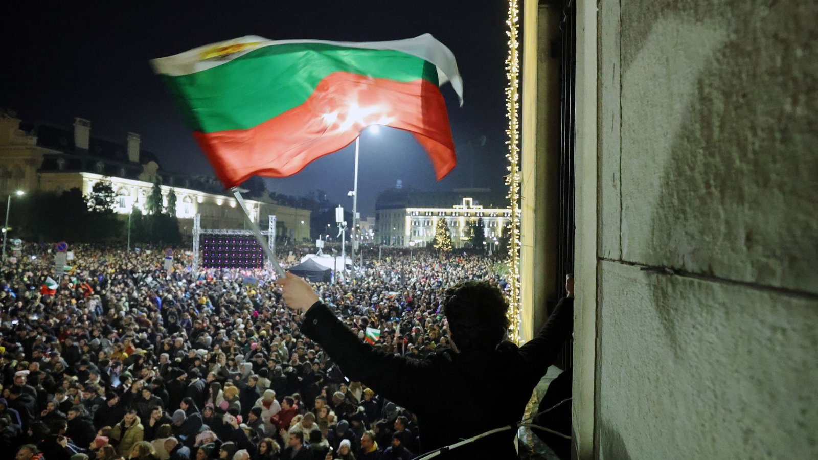 Nach dem Rücktritt der Regierung protestierten in Bulgarien vor Weihnachten wieder Tausende Menschen.Foto: Valentina Petrova/AP/dpa/Valentina Petrova Nach dem Rücktritt der Regierung protestierten in Bulgarien vor Weihnachten wieder Tausende Menschen.Foto: Valentina Petrova/AP/dpa/Valentina Petrova