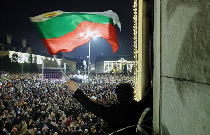 Nach dem Rücktritt der Regierung protestierten in Bulgarien vor Weihnachten wieder  Tausende Menschen.<span class='image-autor'>Foto: Valentina Petrova/AP/dpa/Valentina Petrova</span>