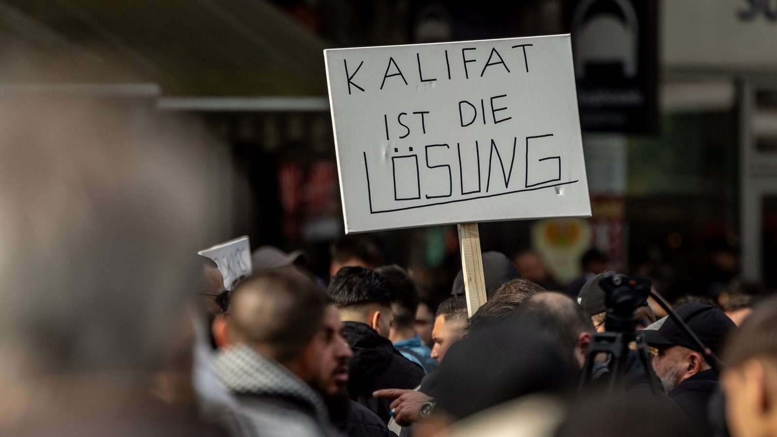 Im Hamburger Stadtteil St. Georg protestierten am Samstag mehr als 1000 Menschen gegen eine angeblich islamfeindliche Politik und Medienkampagne in Deutschland.Foto: Axel Heimken/dpa