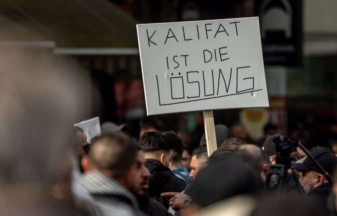 Im Hamburger Stadtteil St. Georg protestierten am Samstag mehr als 1000 Menschen gegen eine angeblich islamfeindliche Politik und Medienkampagne in Deutschland.<span class='image-autor'>Foto: Axel Heimken/dpa</span>