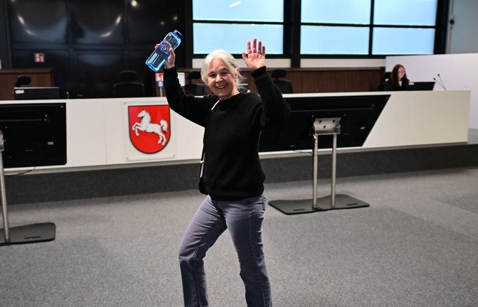 Daniela Klette winkt freudig, wenn Unterstützer im Publikum sitzen. (Archivbild)<span class='image-autor'>Foto: Sina Schuldt/dpa</span>